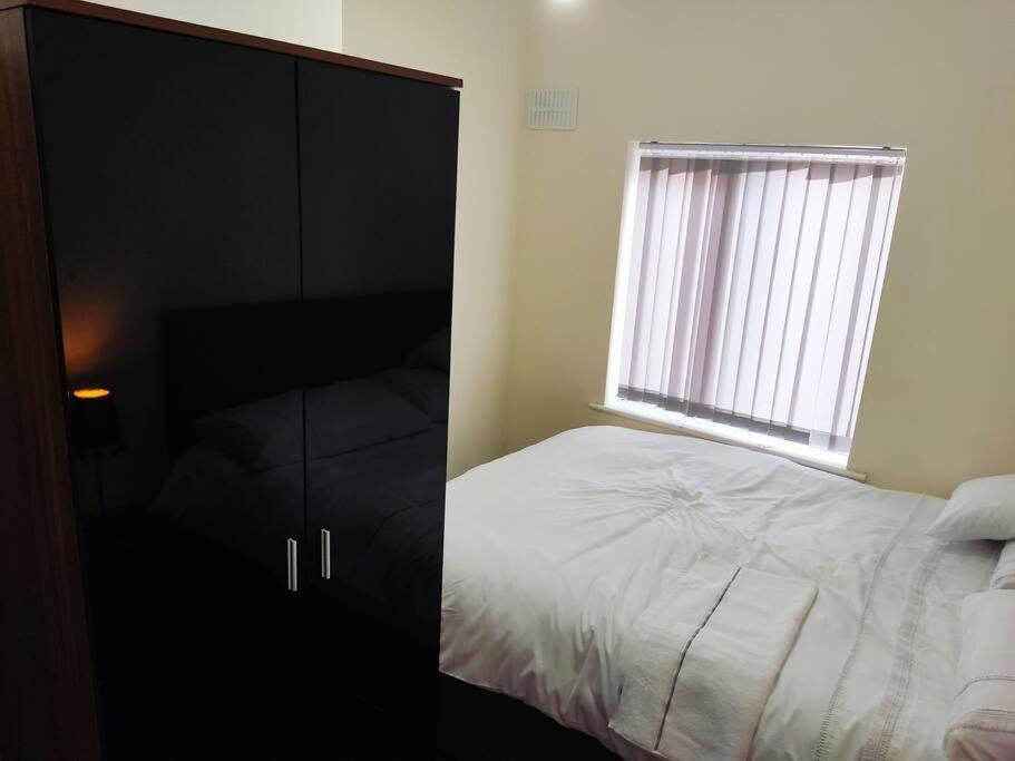 Cheerful 2-Bedroom Home With Off Street Parking Blackpool Esterno foto