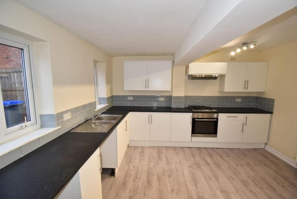 Cheerful 2-Bedroom Home With Off Street Parking Blackpool Esterno foto