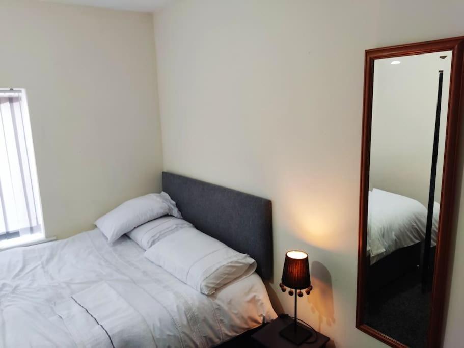 Cheerful 2-Bedroom Home With Off Street Parking Blackpool Esterno foto