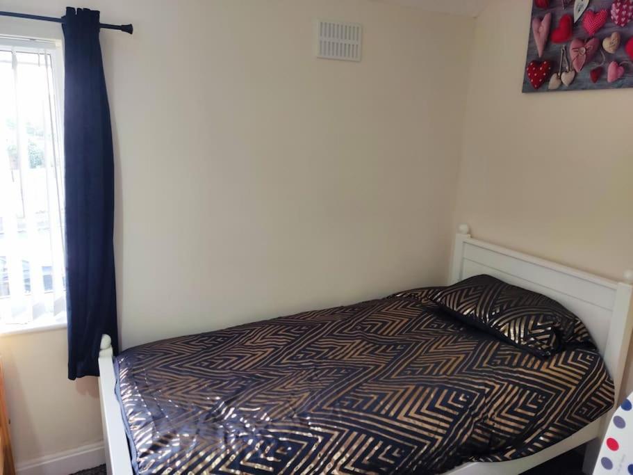 Cheerful 2-Bedroom Home With Off Street Parking Blackpool Esterno foto