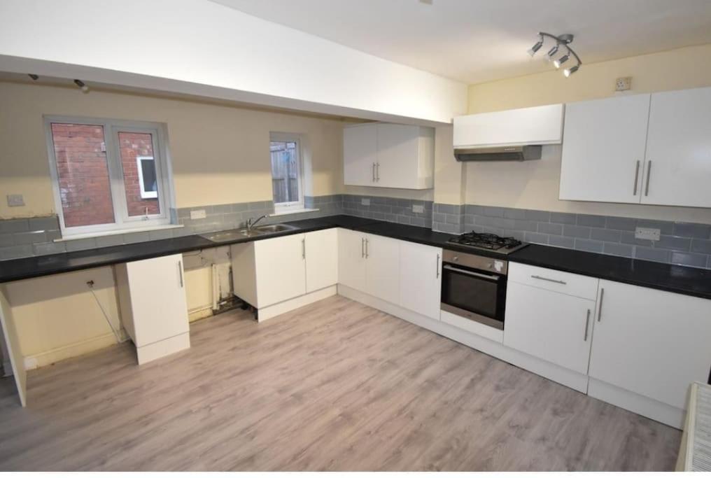 Cheerful 2-Bedroom Home With Off Street Parking Blackpool Esterno foto