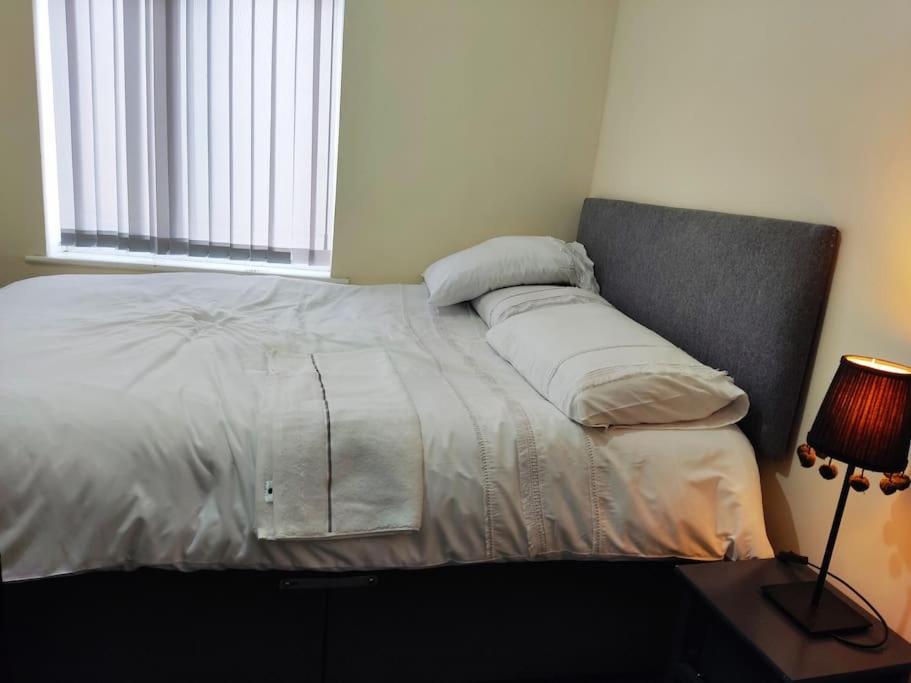 Cheerful 2-Bedroom Home With Off Street Parking Blackpool Esterno foto