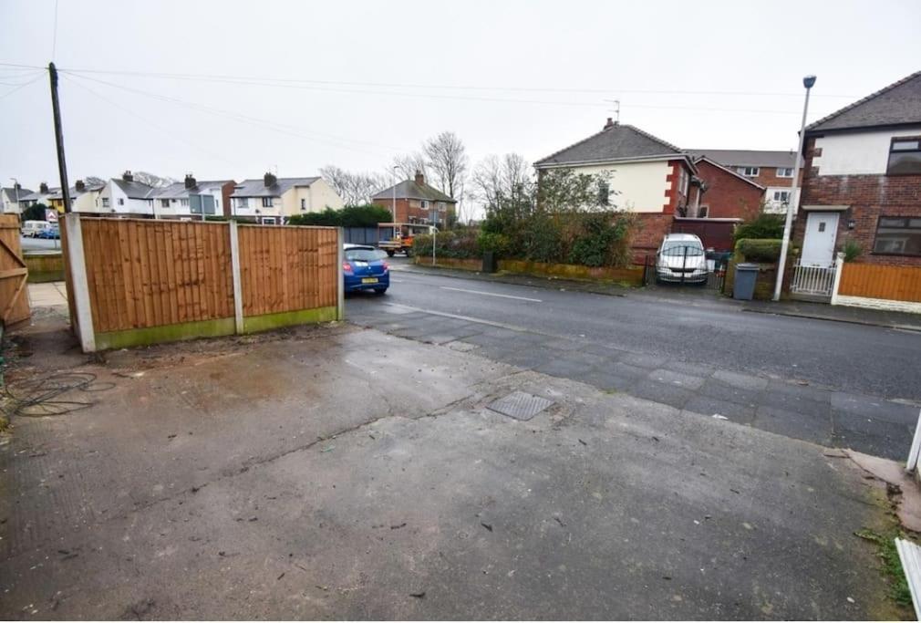 Cheerful 2-Bedroom Home With Off Street Parking Blackpool Esterno foto