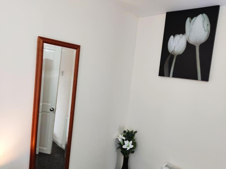 Cheerful 2-Bedroom Home With Off Street Parking Blackpool Esterno foto