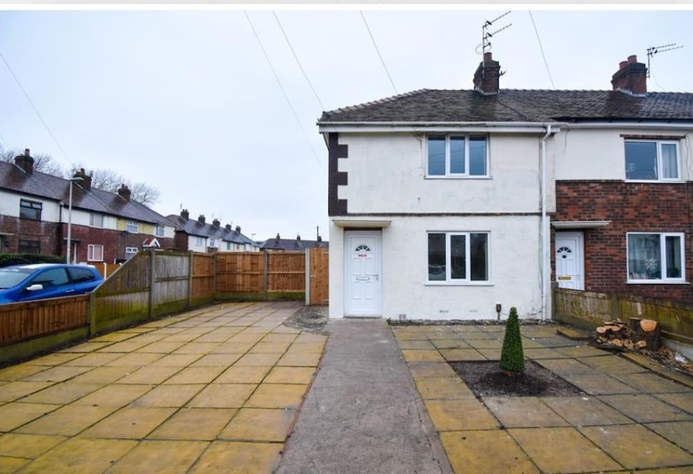 Cheerful 2-Bedroom Home With Off Street Parking Blackpool Esterno foto