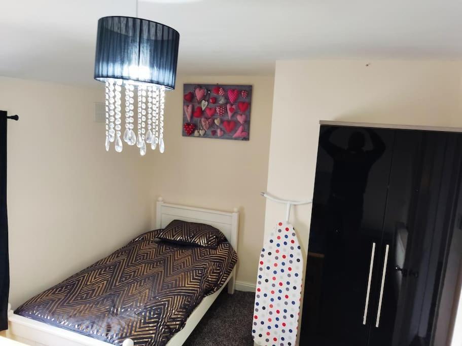 Cheerful 2-Bedroom Home With Off Street Parking Blackpool Esterno foto