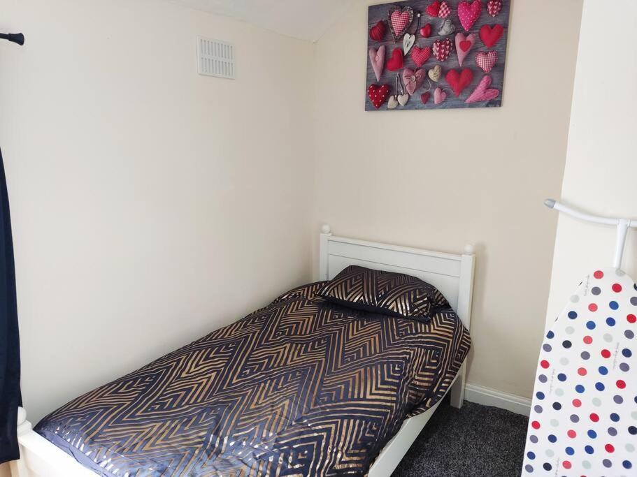 Cheerful 2-Bedroom Home With Off Street Parking Blackpool Esterno foto
