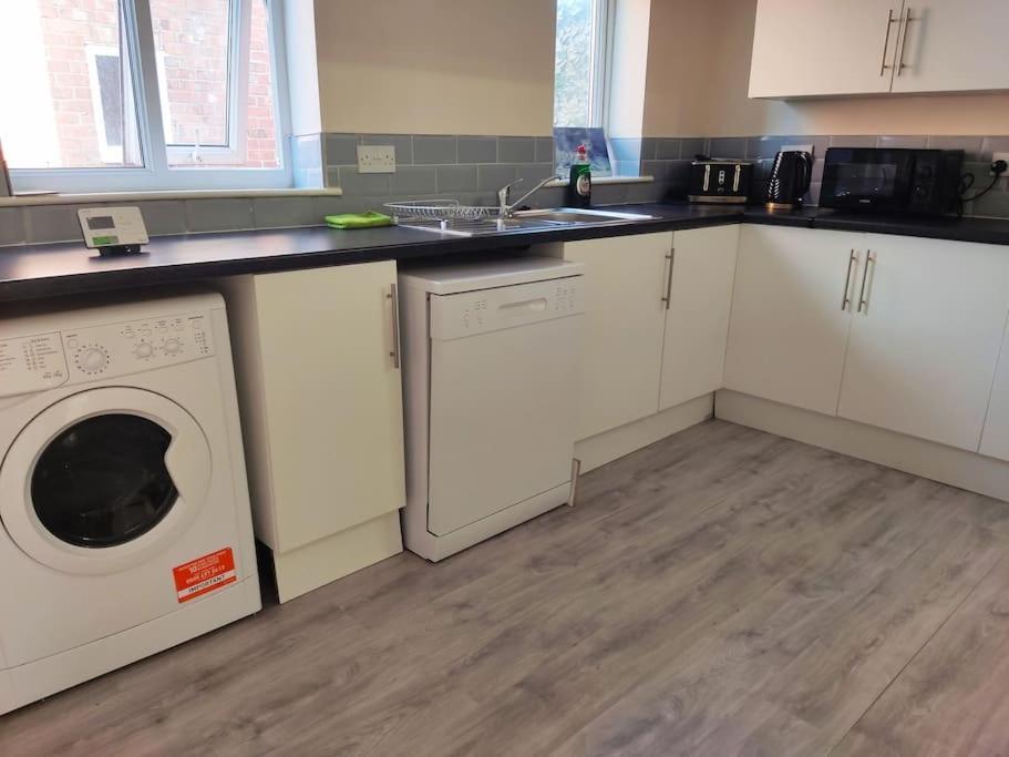 Cheerful 2-Bedroom Home With Off Street Parking Blackpool Esterno foto