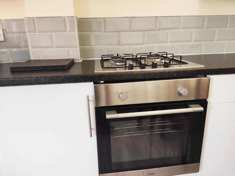 Cheerful 2-Bedroom Home With Off Street Parking Blackpool Esterno foto