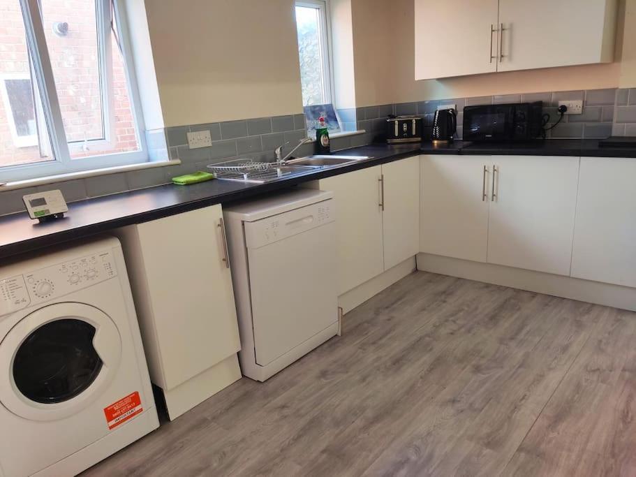 Cheerful 2-Bedroom Home With Off Street Parking Blackpool Esterno foto