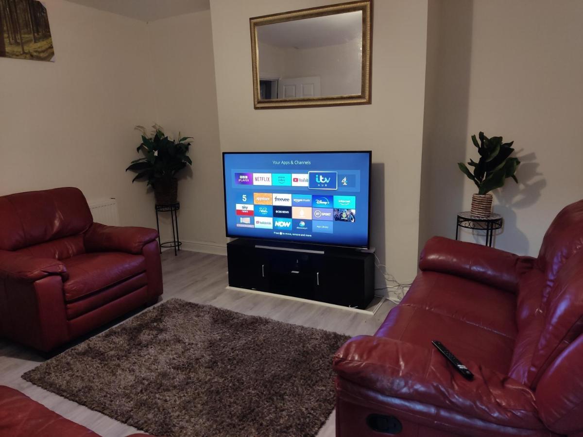 Cheerful 2-Bedroom Home With Off Street Parking Blackpool Esterno foto
